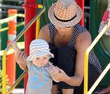 Minnie Driver et son fils Henry dans un parc de Malibu (4 août 2009)