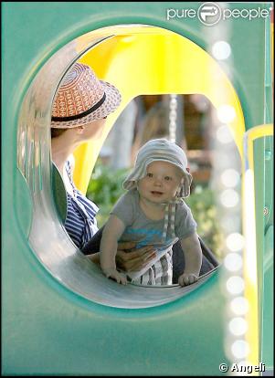 Minnie Driver et son fils Henry dans un parc de Malibu (4 août 2009)