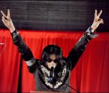 Michael Jackson lors de sa conférence de presse en mars 2009 pour annoncer la tournée This is It