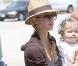 Jessica Alba fidèle à son chapeau de paille a enfilé un sarouel écru resserré à la cheville. Top