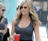 Une allure de working girl pour Jennifer Aniston en plein tournage à New York : jupe taille haute, marcel gris, escarpins irisés, on adore ! 