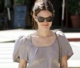 La charmante Rachel Bilson adore ses jambes et en profite pour les montrer avec un simple sort en jean et un top à manches ballon. 