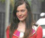 Milla Jovovich a choisi la couleur pour aborder la fin de l'été. En robe rouge, elle a marqué des points ! 