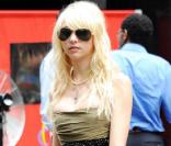 Taylor Momsen parfaite dans sa robe à zip (la tendance) exhibe une nouvelle fois ses jambes... 