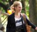Drew Barrymore en slim et sandales, ça vaut le détour et on aime ! Un blaser noir pour compléter son look urbain, on valide à mort !