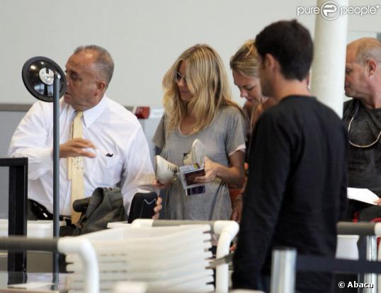 Sienna Miller à l'aéroport de Los Angeles pour rentrer à Londres. Le 7/08/09