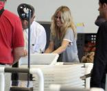 Sienna Miller à l'aéroport de Los Angeles pour rentrer à Londres. Le 7/08/09