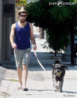 Zachary Quinto. L'effrayant  Sylar  de Heroes, passe son dimanche après-midi comme le commun des mortels. une petite promenade avec son chien ,mais avec un style incomparable !