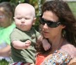 Minnie Driver et son fils Henry dans un parc de Malibu (9 août 2009)