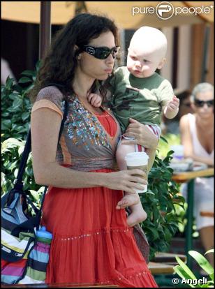 Minnie Driver et son fils Henry dans un parc de Malibu (9 août 2009)