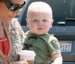 Minnie Driver et son fils Henry dans un parc de Malibu (9 août 2009)
