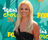 Britney Spears, aussi resplendissante que sa robe, est restée fidèle à Jimmy Choo pour les chaussures 