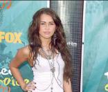 Mini-jupe, talons hauts : l'adolescente Miley Cyrus est une vraie femme.. et le montre ! 