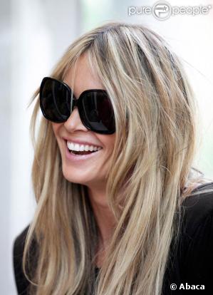 Elle Macpherson, toujours une gravure de mode à 45 ans, sur le tournage de  A beautiful life , à New York, le 11 août 2009 !