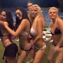 Secret Story 3 : Les filles se déhanchent en bikini... et Angie baisse son maillot ! C'est très sex', regardez !