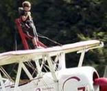 Ce jeune garçon de 8 ans est monté debout sur l'aile d'un avion lancé à 160 km/h, à 300 m d'altitude