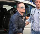 Bono, le leader charismatique du groupe U2 arrive aux studios de la BBC à Londres.