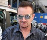 Bono, le leader charismatique du groupe U2 arrive aux studios de la BBC à Londres.