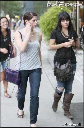 Vanessa Hudgens et Ahley Greene. Les deux copines se promènent dans les rues de Vancouver le 20 août 2009.