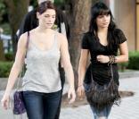 Vanessa Hudgens et Ahley Greene. Les deux copines se promènent dans les rues de Vancouver le 20 août 2009.