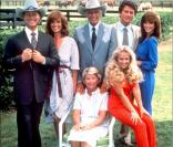 Charlene Tilton (en rouge), à l'époque Dallas. 