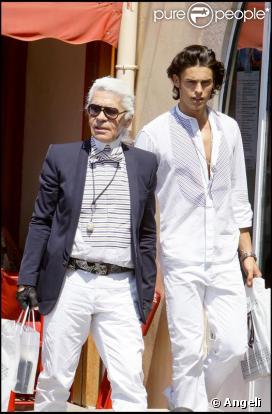 Karl Lagerfeld est à Saint-Tropez avec sa muse Baptiste Giabiconi. Août 2009 
