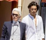 Karl Lagerfeld et son séduisant mannequin à Saint-Tropez : décontraction et noeud papillon sont de sortie !