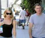 Denise Richards et son père Irv Richards se rendent dans un centre médical à Beverly Hills, le 25 août 2009.