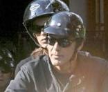 George Clooney sur sa moto avec sa nouvelle compagne 