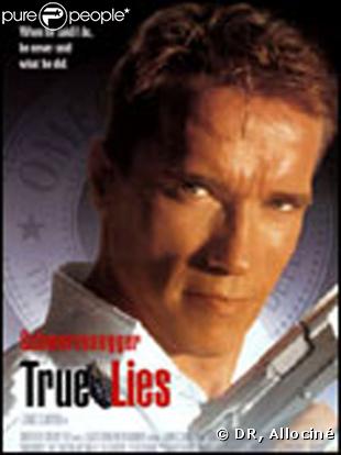 L'affiche du film  True Lies , le remake américain du film  La Totale.