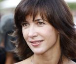 Dans  Anthony Zimmer , Sophie Marceau donne la réplique à Yvan Attal.  