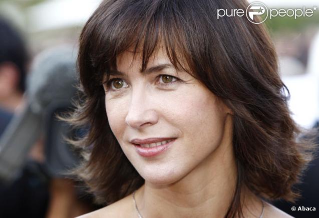 Dans  Anthony Zimmer , Sophie Marceau donne la réplique à Yvan Attal.  