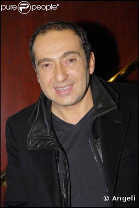 Patrick Timisit donne la réplique à Thierry Lhermitte dans  Un Indien dans la ville .