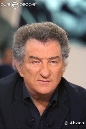 Eddy Mitchell. Le chanteur est aussi acteur dans le film  La Totale.