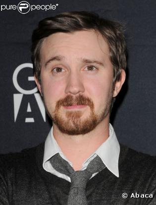 Sam Huntington jouait le rôle de Mimi-Siku dans  Un Indien à New-York .