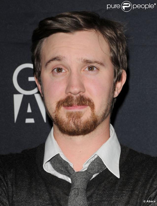 Sam Huntington jouait le rôle de Mimi-Siku dans  Un Indien à New-York .  