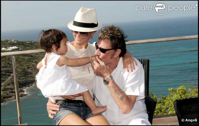 Johnny Hallyday et Laeticia avec leur petite Joy qui a soufflé sa pemière bougie à St Barth, le 13 août 2009