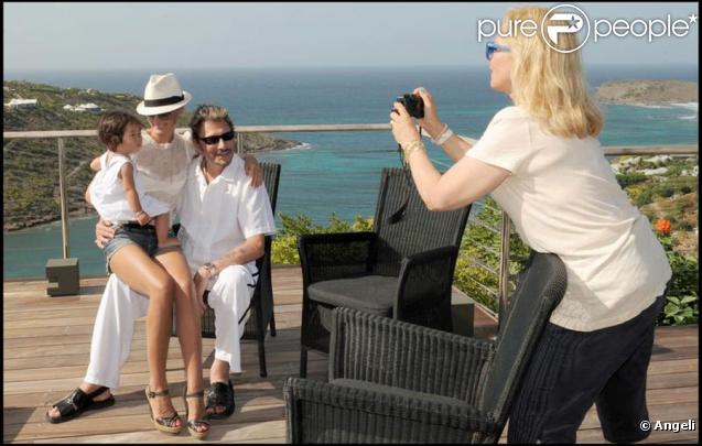 Johnny Hallyday et Laeticia avec Joy, photographiés par Sylvie Vartan, elle-même photographiée par Daniel Angeli ! 