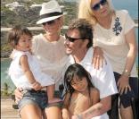 Johnny Hallyday et Laeticia avec Joy et Sylvie Vartan, le 13 août 2009
