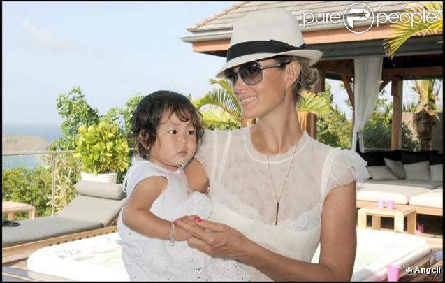 Laeticia avec sa petite Joy à St Barth, le 13 août 2009