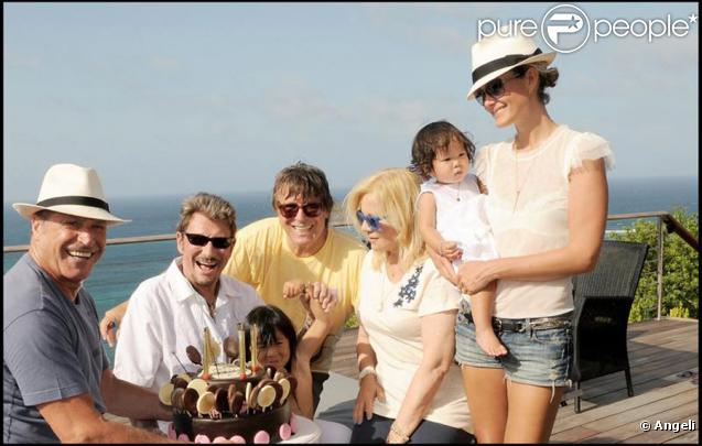 Johnny Hallyday et Laeticia avec Jade et Joy, Sylvie vartan, Tony Scotti et Jean-Claude Darmon à St Barth, le 13 août 2009