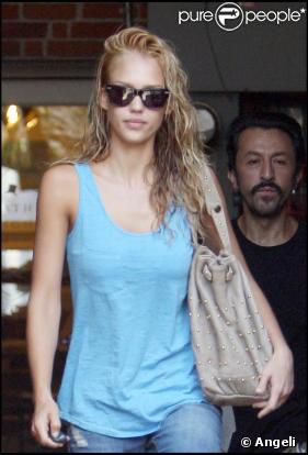 Jessica Alba en mode salon de coiffure à Los Angeles, une femme comme tout le monde !