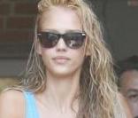 Jessica Alba en mode salon de coiffure à Los Angeles, une femme comme tout le monde !