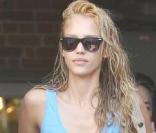 Jessica Alba en mode salon de coiffure à Los Angeles, une femme comme tout le monde !