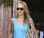 Jessica Alba en mode salon de coiffure à Los Angeles, une femme comme tout le monde !