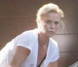 Charlize Theron fait le ménage devant chez elle, à Malibu, le 29/08/09