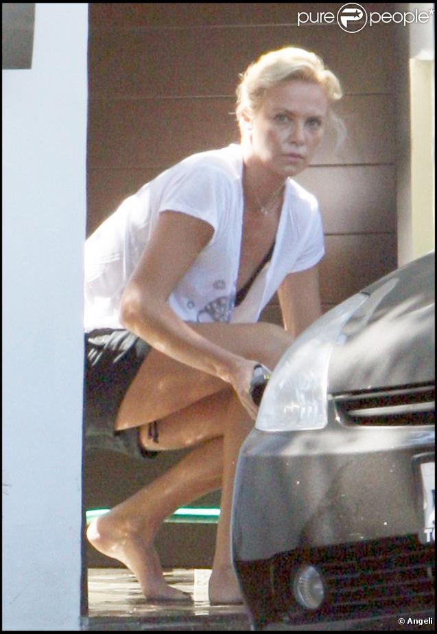 Charlize Theron fait le ménage devant chez elle, à Malibu, le 29/08/09
