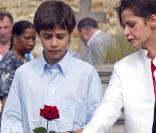 Christianne Fugger von Babenhausen et Jean-Christophe, le fils qu'elle a eu avec Jean Yanne, lors des funérailles du comédien le 30 mai 2003