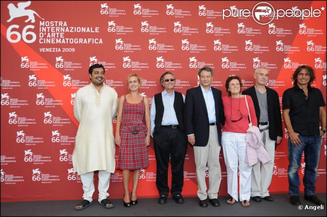 Anurag Kashyap, Sandrine Bonnaire, Joe Dante, Ang Lee, Liliana Cavani, Sergei Bodrov et Luciano Ligabue lors du photocall des membres du jury de la 66e Mostra de Venise le 3 septembre 2009