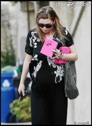 Ellen Pompeo a les bras bien chargés (4 septembre 2009, Los Angeles)